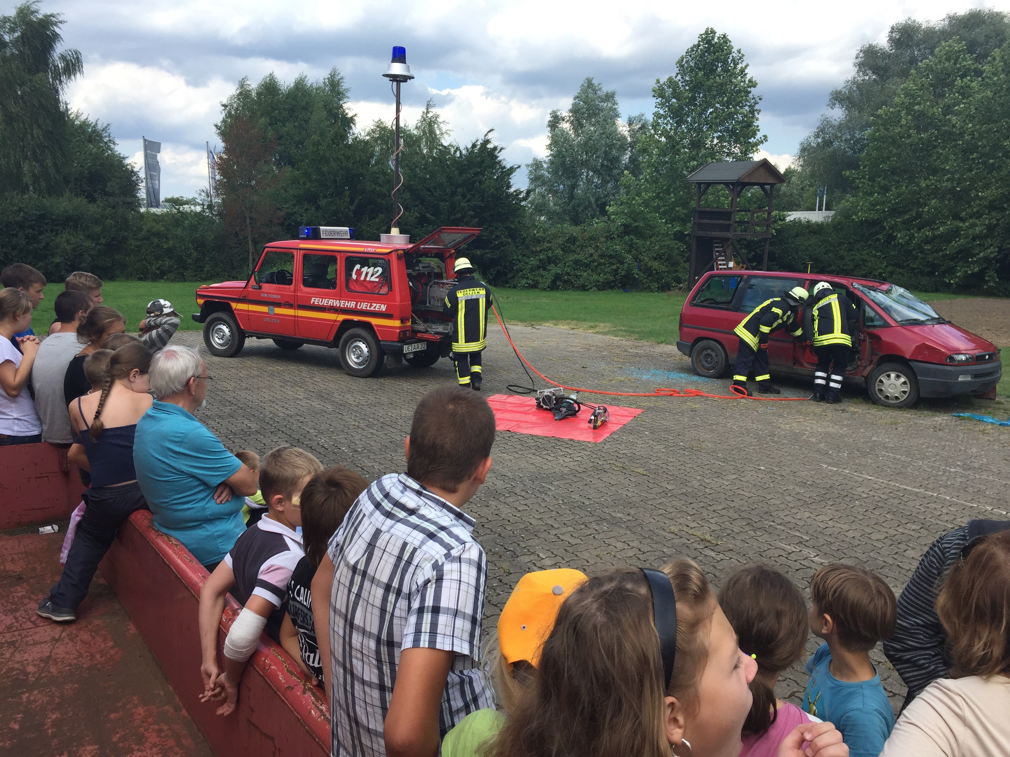 "Gomel-Kinder" zu Besuch bei der Feuerwehr Uelzen