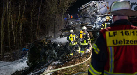 Nächtlicher Verkehrsunfall ruft Rettungskräfte auf den Plan