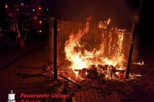 F1 – Brennen Mülltonnen - Uelzen – Oldenstädter Straße  14.07.2019