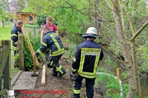 Hilfeleistung – – Ölfilm auf Gewässer Holdenstedt – Wiesenstraße   08.05.2019