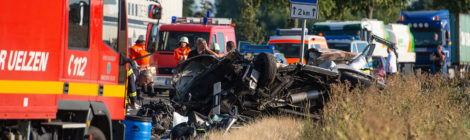 181. Verkehrsunfall Groß - Personen eingeklemmt - PKW gegen LKW