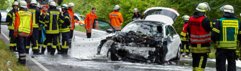 Ein Toter und vier Schwerverletzte bei Verkehrsunfall auf der B4