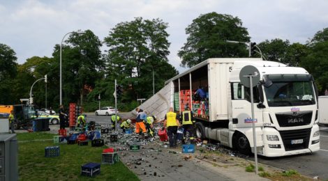177. Hilfeleistung - - Aufräumarbeiten - LKW hat Landung verloren
