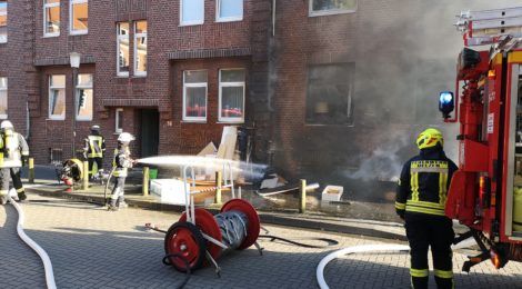 179. F2 - Brennt Sperrmüll direkt am Haus