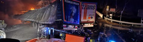 269. Verkehrsunfall Groß - eingeklemmte Person - LKW brennt