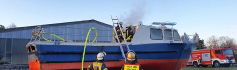 048. F2 - Brennt Boot - droht auf Lagerhalle überzugreifen