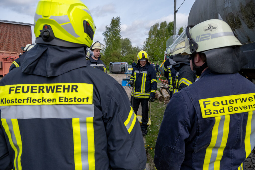 Das Bild zeigt Feuerwehrleute an einer Station der Stationsausbildung aller drei Gefahrgutzüge in Uelzen.