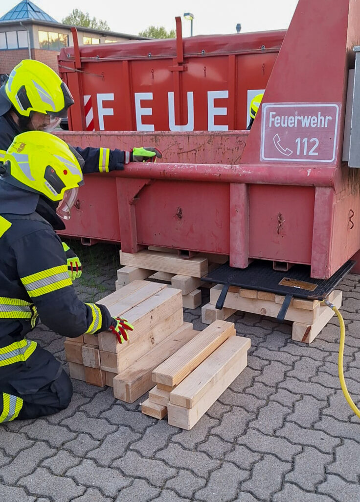 Praxisübung Heben und Sichern von Lasten mit Hebekissen bei der Feuerwehr Uelzen