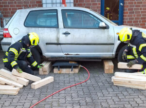 Feuerwehr Uelzen trainiert das Heben und Sichern von Lasten mit Hebekissen am Pkw