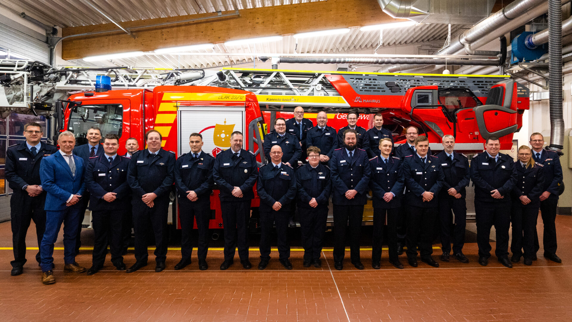 Vor der Drehleiter traten Gäste, Ernannte, Beförderte und Geehrte sowie Kameradinnen und Kameraden für ein Foto an.