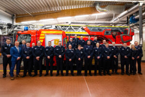 Vor der Drehleiter traten Gäste, Ernannte, Beförderte und Geehrte sowie Kameradinnen und Kameraden für ein Foto an.